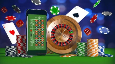 Chip dan kartu Texas Poker di pejuang kasino, menunjukkan susunan meja standar